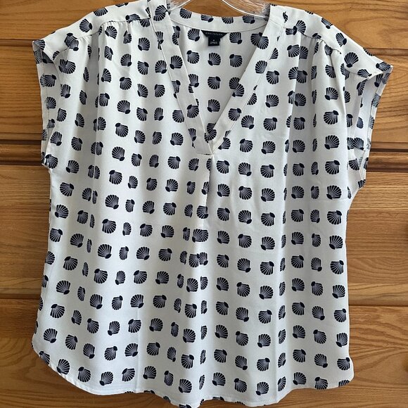 Ann Taylor Cream Navy Sea Shell Pattern Blouse Medium EUC - Picture 1 of 14